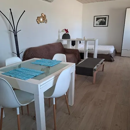 Petite Maison Au Coeur Des Vignes Et Des Chevaux Lägenhet *